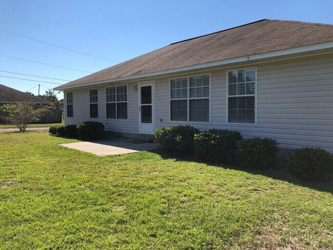 Building Photo - Navarre - 3 bedroom, 2 bathroom