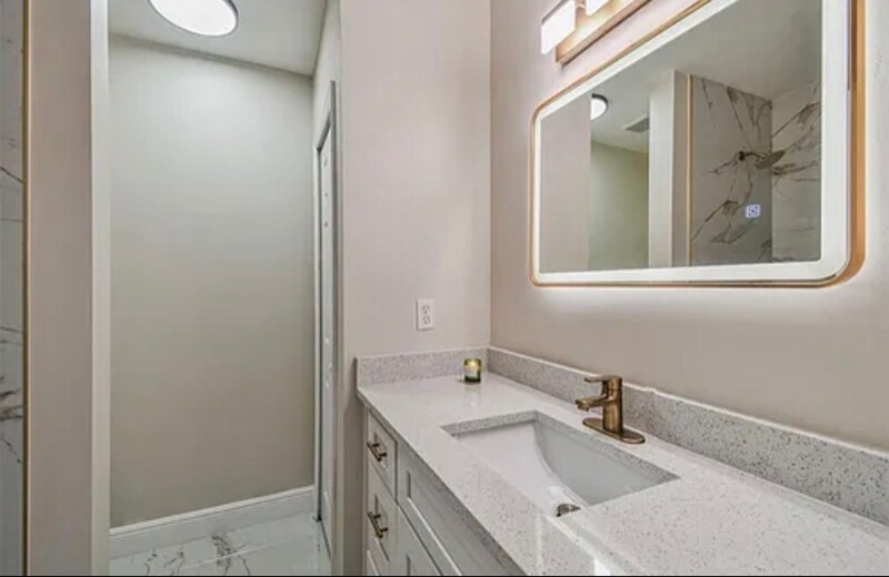 Building Photo - 1914 E Crenshaw St