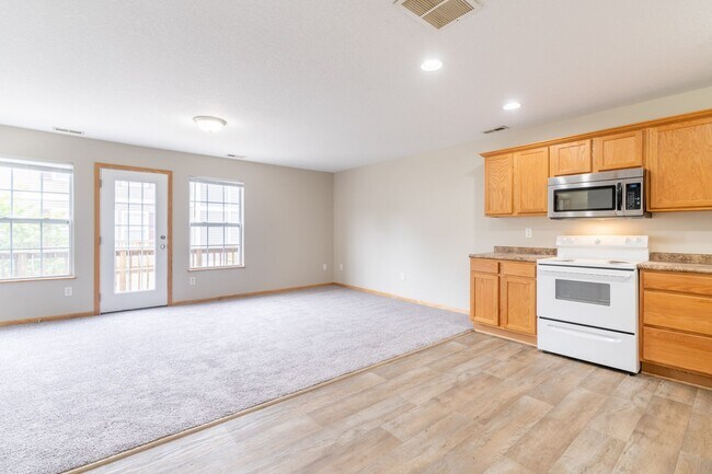 Building Photo - 2 Bedroom 2 Bathroom Town House - Exterior Unit