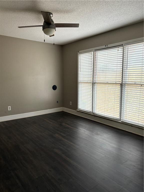 Building Photo - 1562 Linksview Close