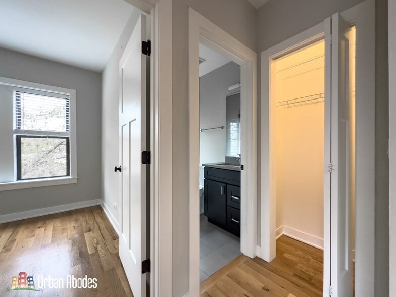 Building Photo - 2206 W Eastwood Ave