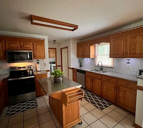 Building Photo - 1631 Warwick Ct