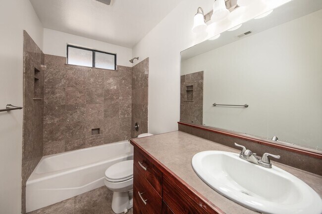 Building Photo - Updated 3 Bedroom Home in Quiet Street