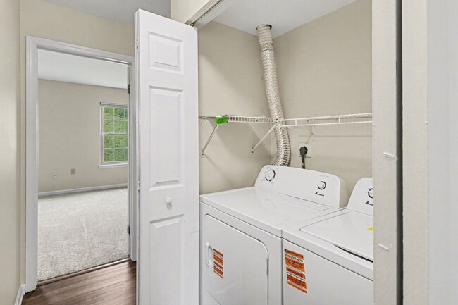 Building Photo - Beautiful Spacious Townhome