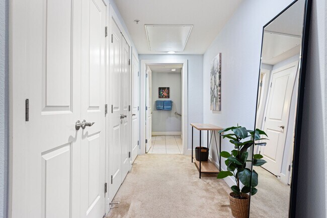 Building Photo - Gorgeous condo with city views