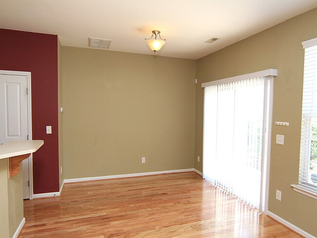 Building Photo - Spacious South Durham Townhouse!