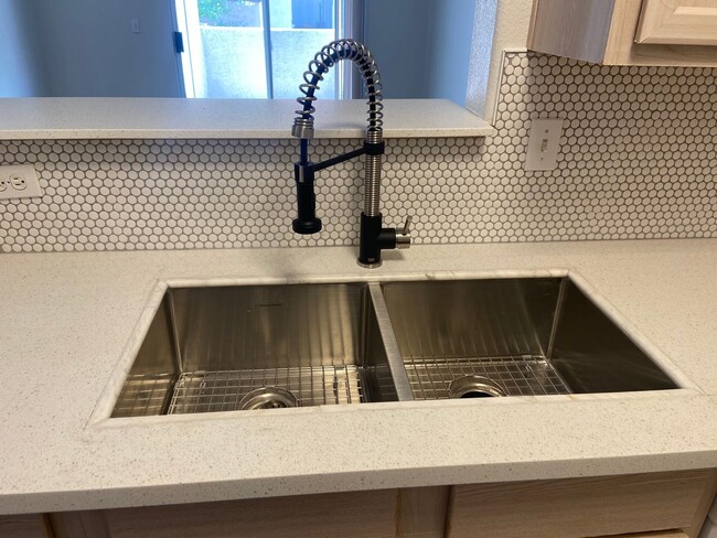 Building Photo - Nicely upgraded 1 bedroom on the South Strip