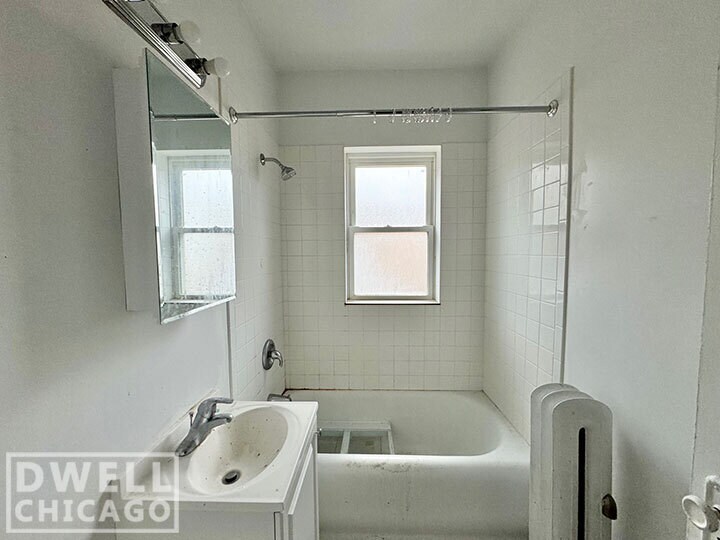 Building Photo - 6526 N Lakewood Ave