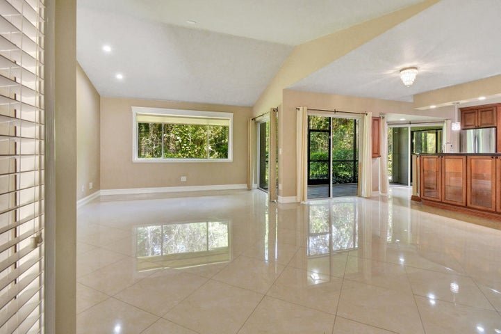 Building Photo - 5590 Coach House Cir