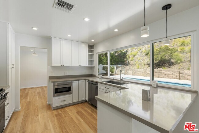 Building Photo - 3062 Arrowhead Dr