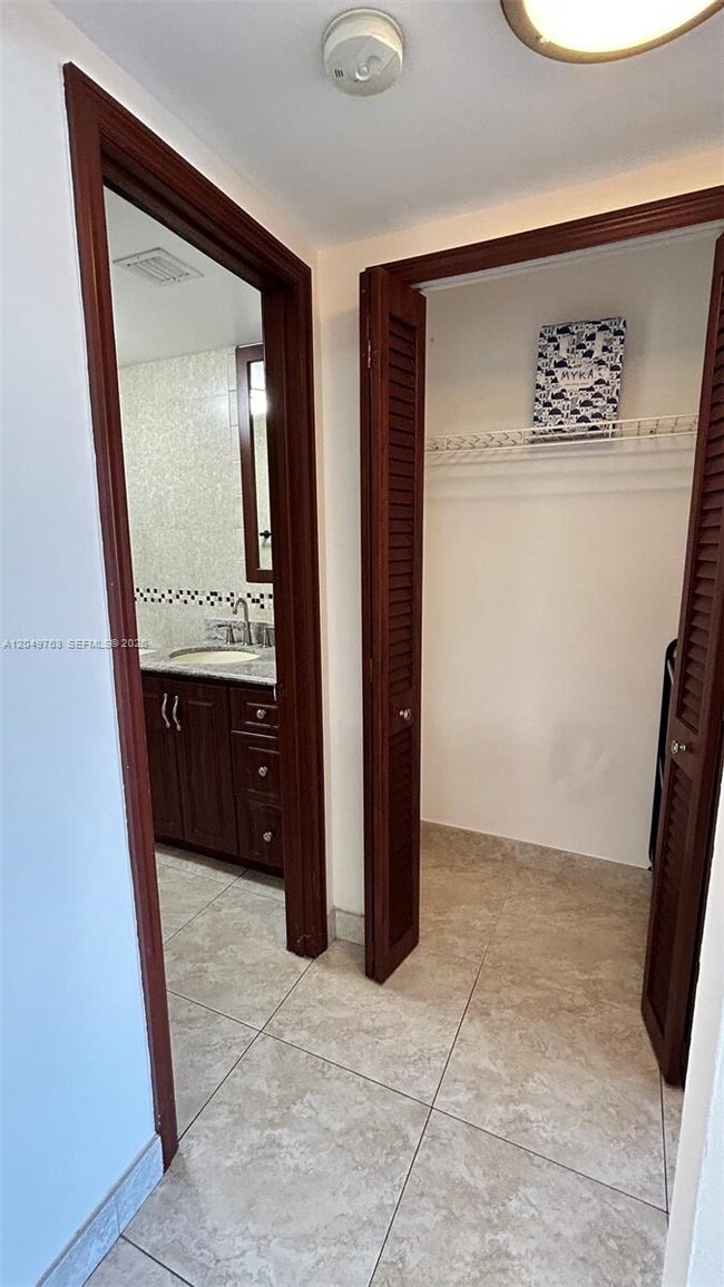 Building Photo - 2899 Collins Ave