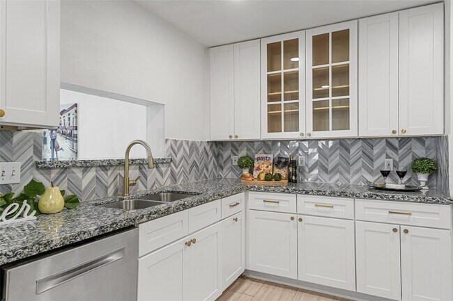 Building Photo - 5010 W 43rd St