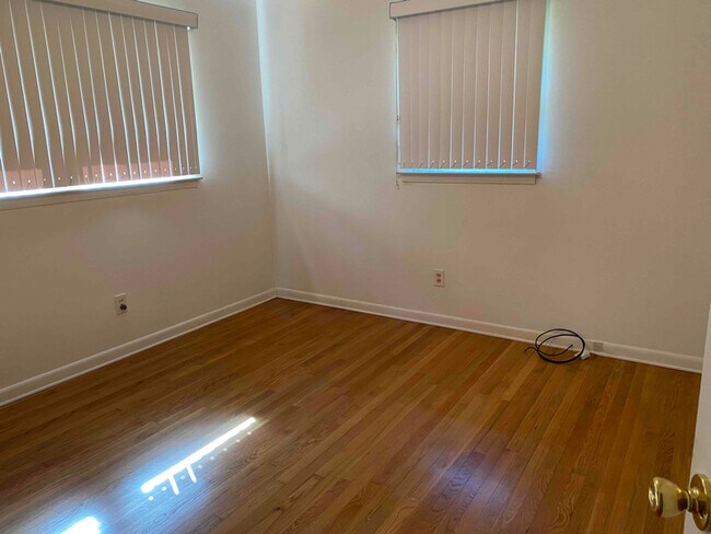 Building Photo - 1208 Skyline Dr
