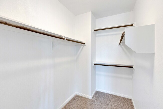 Building Photo - 3 Bedroom Home on Corner Lot - One Month FREE