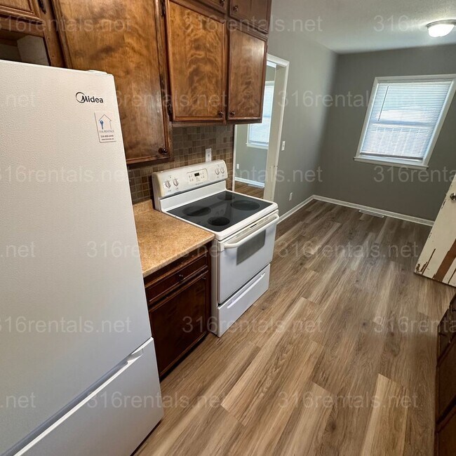 Building Photo - $1200 – 3 Bed + Bonus Room, 1 Bath | Singl...