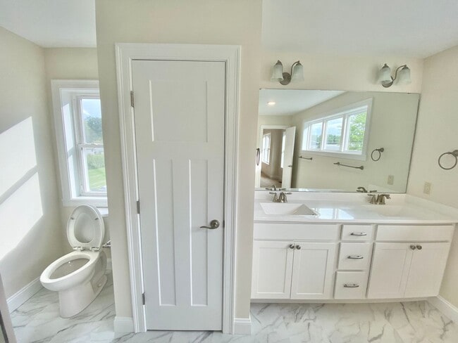 Building Photo - 3 Bedroom Townhouse Essex Junction VT Avai...