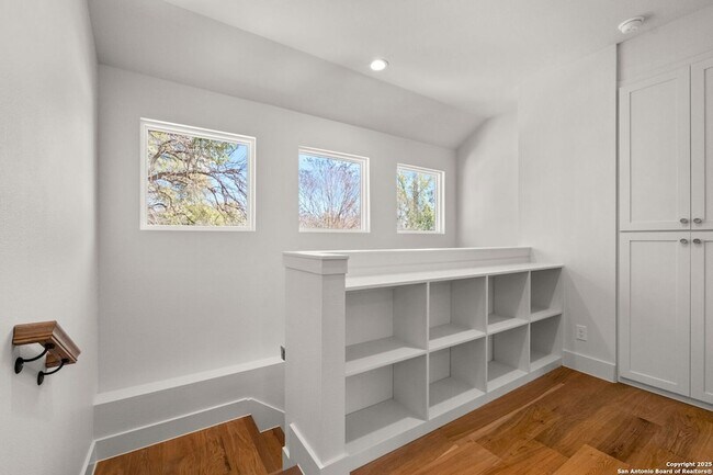 Building Photo - 331 Abiso Ave