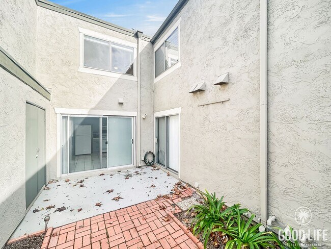 Building Photo - Stunning 3BD/2.5BA W/ Reserved Parking and Community Pool in Tierrasanta!