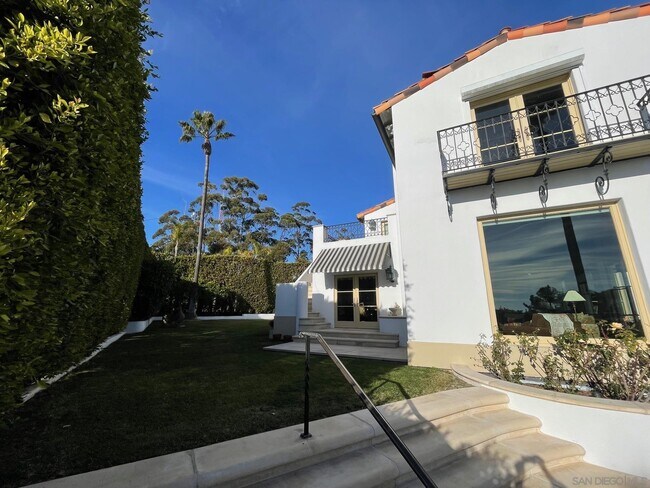 Building Photo - 6692 La Jolla Scenic S Dr
