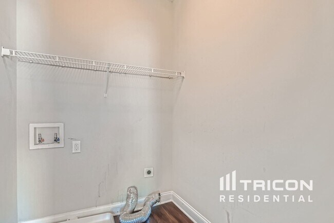 Building Photo - 3768 Lake Haven Way