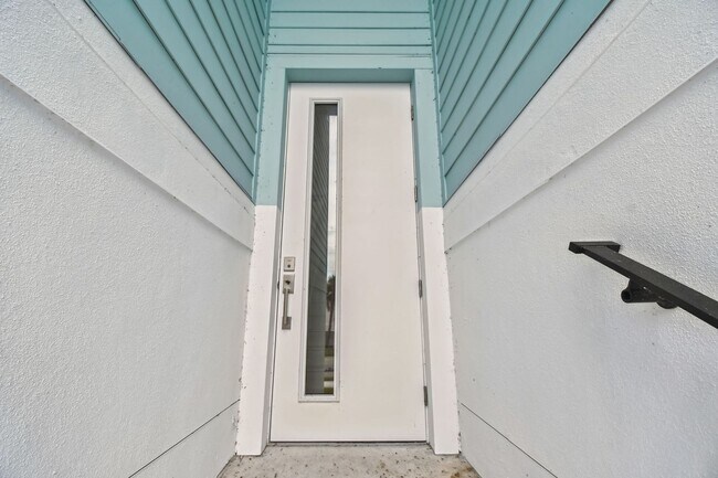 Building Photo - A charming coastal townhouse, just minutes from downtown St. Pete!