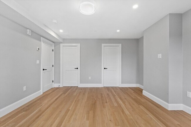 Building Photo - 903 Beacon St