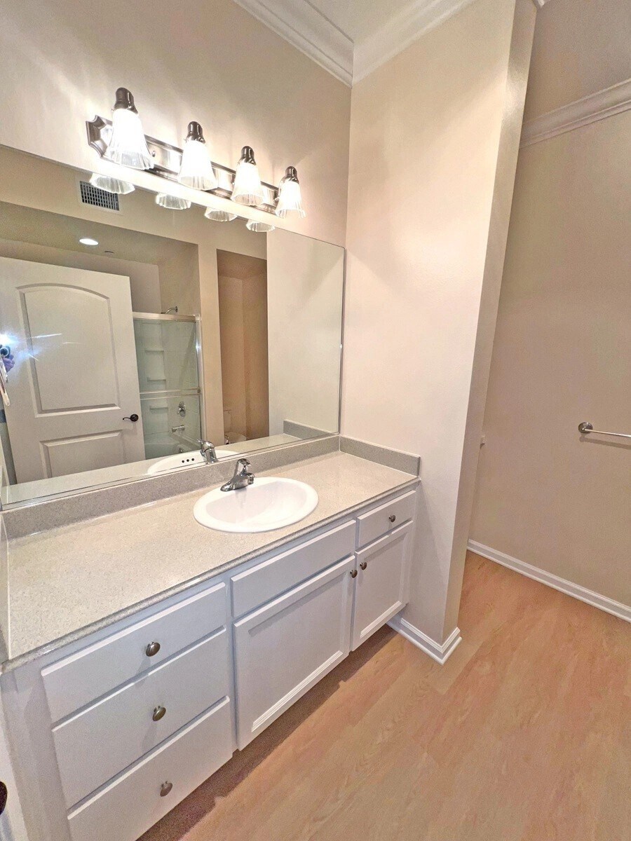 Building Photo - 2969 Kelton Ave