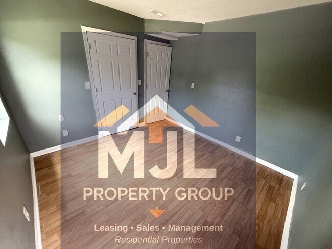 Building Photo - Spacious 3 Bedroom / 1 Bath Apartment in Sugar Creek *Ready Now*