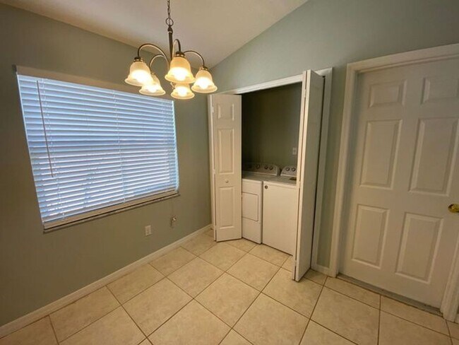 Building Photo - 4 Bedroom 2 Bath home in Winter Springs for RENT!