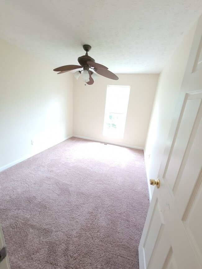 Building Photo - 3BR Townhome, Total Electric