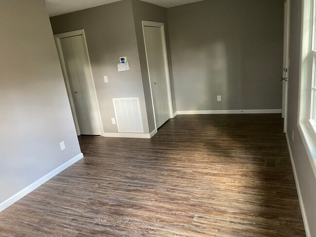 Building Photo - One Bedroom / One Bath Duplex Blountville, TN 37617