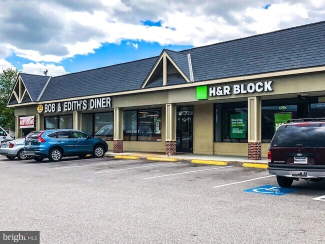 Building Photo - 5904 Mt Eagle Dr