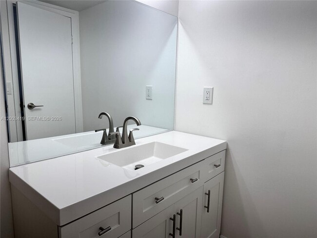 Building Photo - 800 Parkview Dr