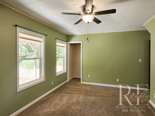Building Photo - Charming Farmhouse in Town — Hobby Ready &...