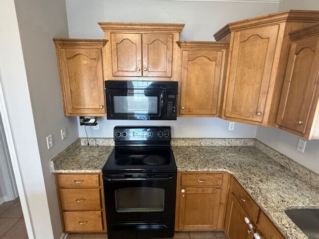 Building Photo - 3 bed 2 bath home with a large bonus room and an additional room that would be perfect for an off...