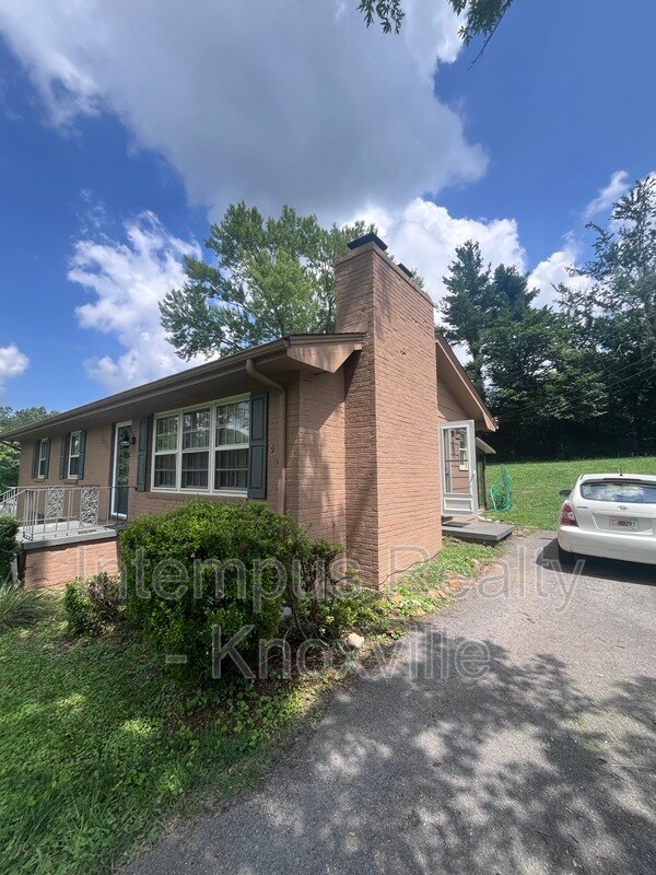 Building Photo - 7931 W Cliff Dr