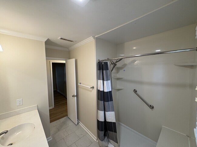 Building Photo - 924 Chalet Dr