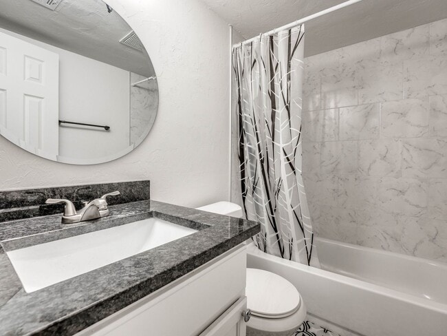 Building Photo - 4 bedroom 2 bath home in Shawnee!