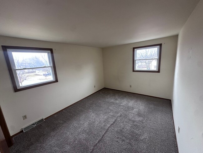 Building Photo - Welcome to your new home! Spacious 3 Bedro...