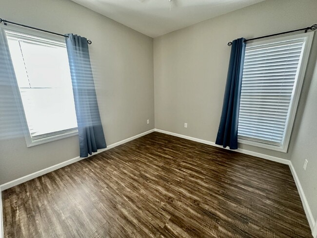 Building Photo - Two Bedroom Apartment in the Heart of the Bluffton Promenade!