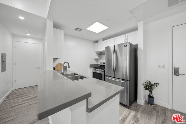 Building Photo - 1229 S Kingsley Dr