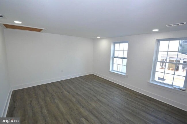 Building Photo - 211 E Union St