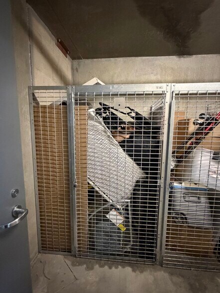 Additional individual storage locker for your belongings - 1150 J St