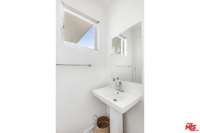 Building Photo - 10907 Otsego St