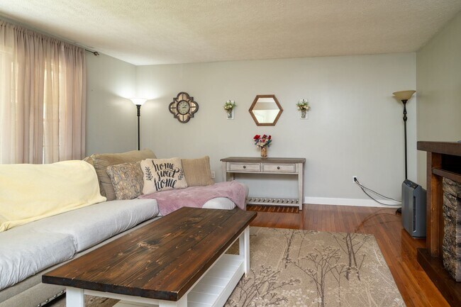 Building Photo - 3 br/ 2 bath home, private setting with garage/workshop