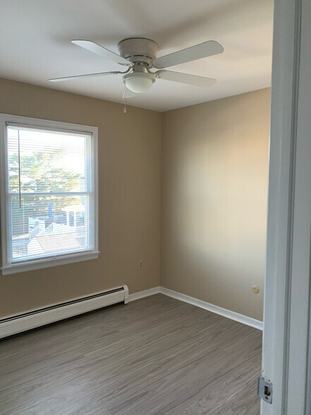 Building Photo - 302 Arnold Ave