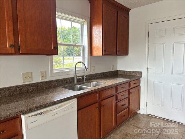 Building Photo - 5316 Oaktree Dr