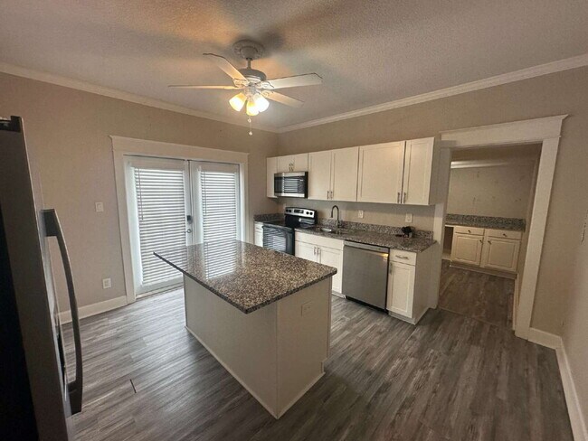 Building Photo - Beutifully Updated 2 Bedroom Home in Dixieland Community in South Lakeland