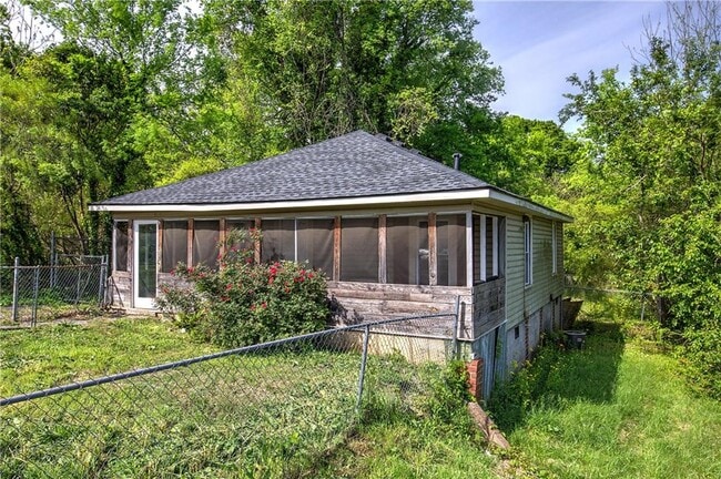 Building Photo - 2014 Maple Ave SW