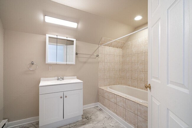 Building Photo - Beautiful 3 Bedroom 2 Bath - HALF OFF FIRST MONTH'S RENT!